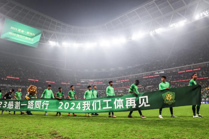 诞生在青森县乡下的21岁女孩本泽海空(门胁麦 饰)，靠帮自家采摘苹果存下了88万日元的酬劳。恰是巴望在年夜千世界闯荡一番的春秋，海空揣着巨款独自上京，追求刺激。某天，海空偶尔在电视上看到名模兼瑜伽锻练KUMI(杰西卡·道端 饰)的节目，这位斑斓女子曼妙的身姿和慑人的气质深深吸引着这个操着津轻方言的乡间女孩，因而她鬼使神差来到了KUMI的瑜伽教室。                                  镁光灯下和镜头前